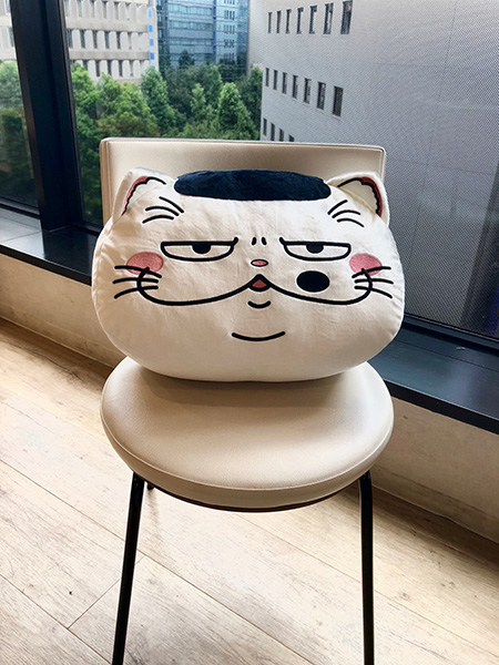 おじさまと猫」ふくまるクッション | スクウェア・エニックス e-STORE